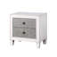 Table de chevet grise et blanche vieillie avec structure de compartiment en feutre de style moderne