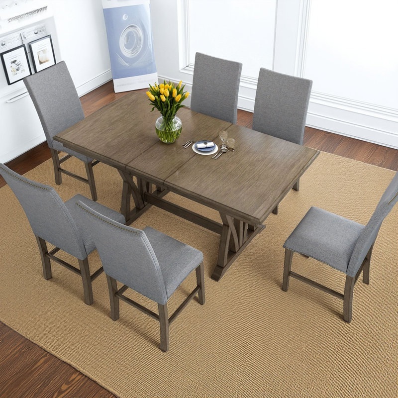 Ensemble de table de salle à manger Mid-Century en bois massif 7 pièces avec une table de cuisine extensible avec des feuilles de 12 pouces et des chaises rembourrées avec des coussins gris dans une finition brun doré, 6 places assises.