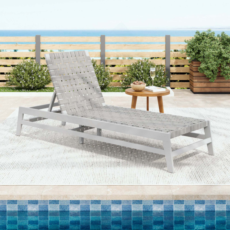 Chaise longue d'extérieur en bois d'acacia durable avec positions réglables pour une détente ultime et un design élégant