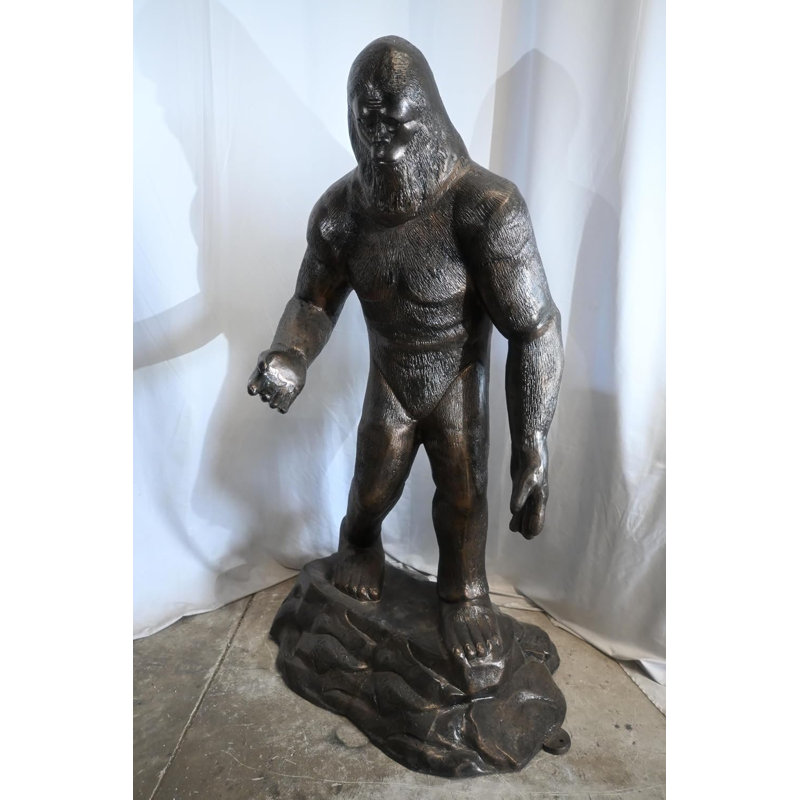 Statue en aluminium Bigfoot Sasquatch sur base rocheuse 38 po x 29 po x H 77 po