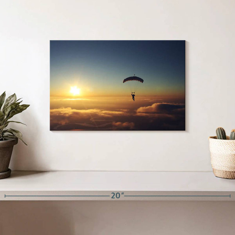 Parachutiste Sireci regardant un coucher de soleil, H 8 po x l 12 po