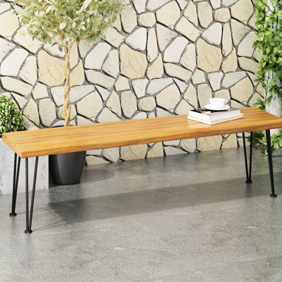 Banc de style industriel en bois d'aspect industriel attrayant avec une touche d'élégance