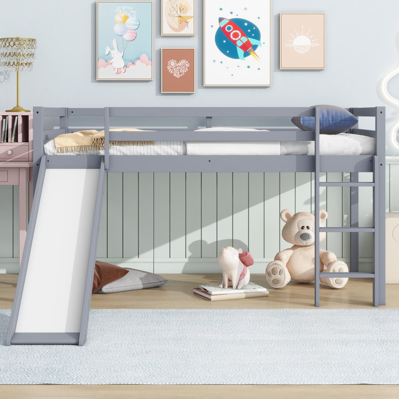 Lit mezzanine simple bas avec glissière et échelle, garde-corps de sécurité, lit en bois d'hévéa - peu encombrant, conception durable et robuste
