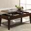 Table basse moderne en noyer avec plateau relevable, compartiments de rangement et tablette