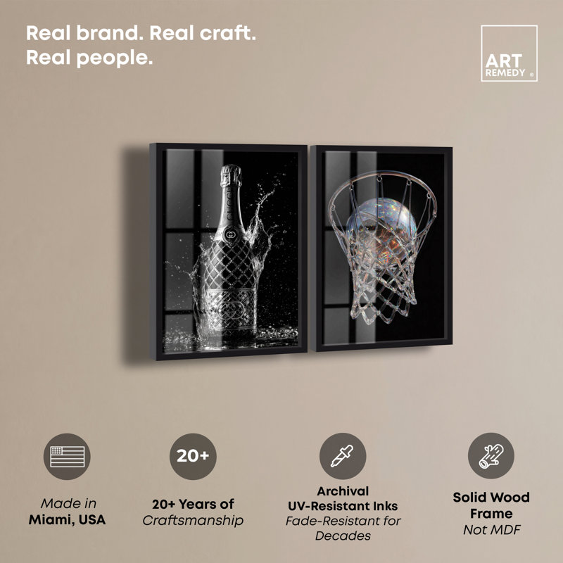 Crystal Splash Set Fashion Shadowbox Print par Art Remedy, H 47 po x l 64 po, Noir