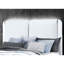 Lit très grand décoré à DEL avec tête de lit matelassée, pieds en acrylique, garniture argentée, revêtement gris et blanc avec revêtement à profil bas