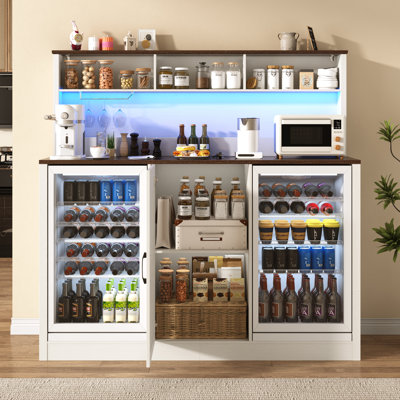 Meuble-bar à café de style campagnard de 160 cm de large avec prise électrique et éclairage DEL, meuble à vin avec compartiment réfrigérateur, buffet avec étagère réglable et rangement ouvert pour cuisine/salle à manger