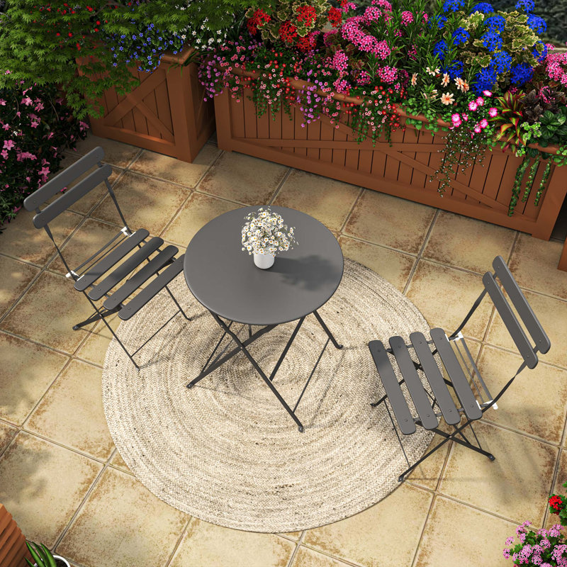 Ensemble de 3 tables de bistro et chaises pliantes pour l'intérieur et l'extérieur avec une capacité de poids élevée, une structure résistante à la rouille et une conception peu encombrante.