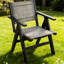 Chaise de salle à manger Hips avec assise tressée confortable, gris anthracite, adaptable à plusieurs ambiances, idéale pour un décor nordique de style chalet.