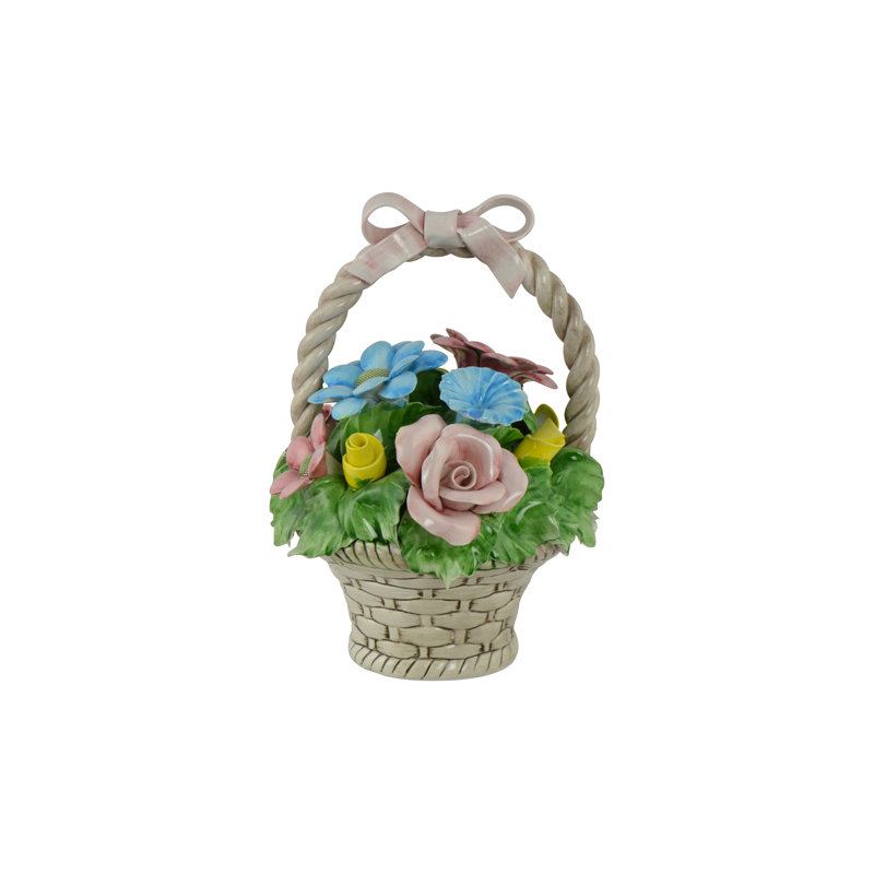 Arrangement de roses dans un panier