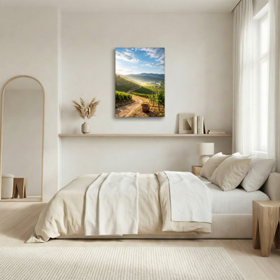 «Green Vineyard Hills» avec art mural en osier et rivière