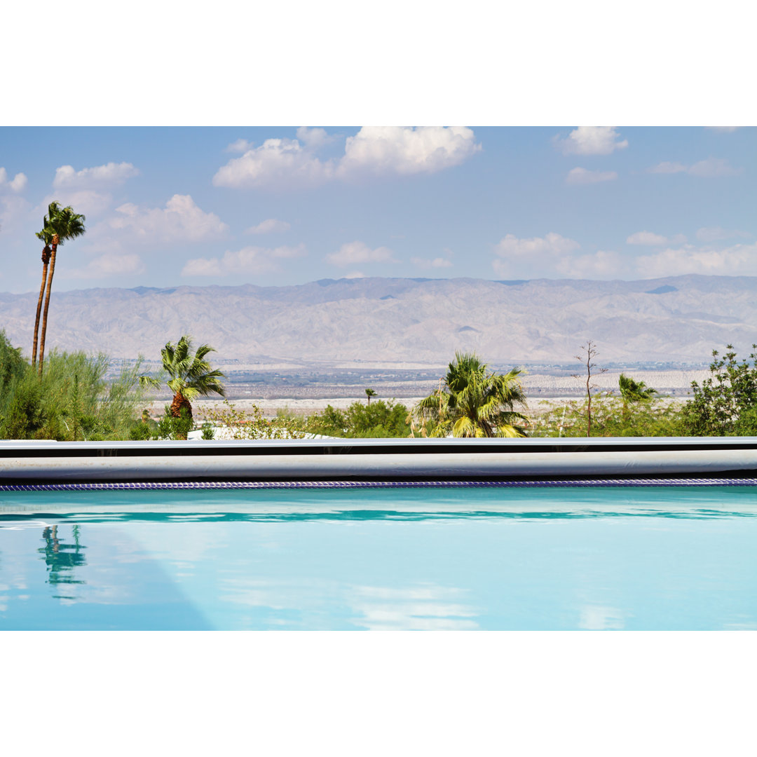 Leinwandbild Horizontales Schwimmbad mit Blick auf die Berge von Jodie Johnson