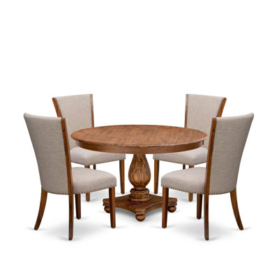 L'ensemble de table de cuisine 5 pièces comprend une table ronde de 54 po avec piédestal et 4 chaises Parson en lin brun clair, noyer antique