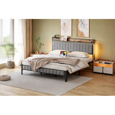 Cadre de lit double en lin recouvert de tissu avec éclairage DEL, tête de lit avec rangement, station de recharge, sommier métallique robuste, sans sommier tapissier, gris