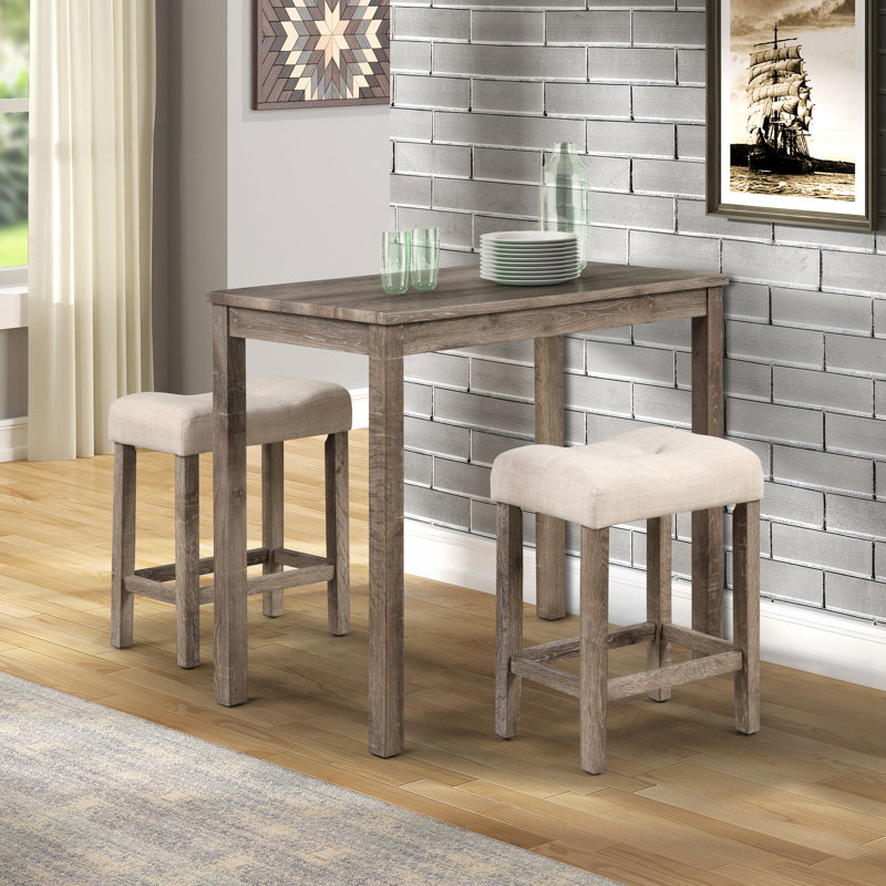 Table à manger en bois taupe à hauteur de comptoir 3. Comprend une table et 2 tabourets à boutons. Plateau de table. Pieds en bois d'hévéa massif. Sièges profilés. Mousse épaisse - Tabourets rembourrés et pieds
