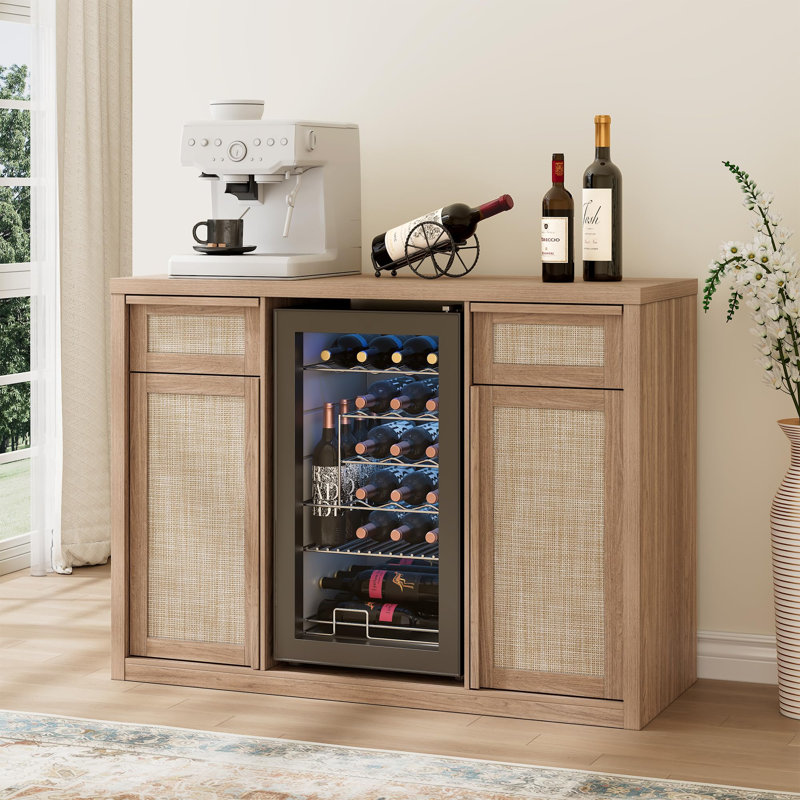 Armoire-bar 50,4 po en rotin avec mini-réfrigérateur, rangement pour le vin et station de chargement, Natural