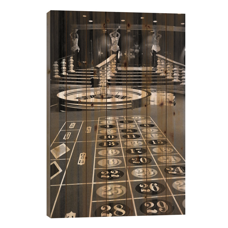 Le casino des années 1960 vu de la table de bout de la roulette en face de la roue en regardant vers les statues