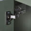 Meuble-lavabo de salle de bain avec lavabo en céramique et deux supports de rangement sur la porte-110535109