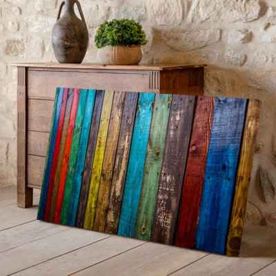 Toile, un mur vibrant et texturé composé de planches de bois, art mural organisé dans un motif vertical mettant en valeur une palette de couleurs riches