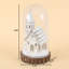 Lanterne à dôme en verre blanche éclairée avec neige