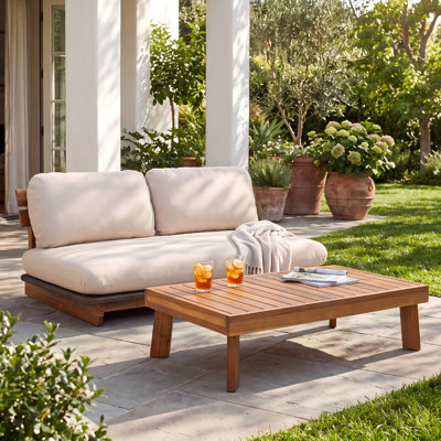 Ensemble de conversation Brisa pour 2 personnes, moderne, en bois d'acacia massif naturel, avec canapé rembourré et table basse, idéal pour terrasse et jardin.
