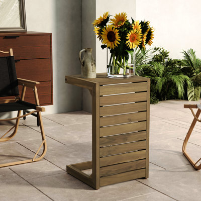 La table de couleur brune, fabriquée en bois, ajoute de l'espace supplémentaire au patio de la cour arrière, une conception moderne et fonctionnelle, une table d'appoint de patio requise pour l'assemblage, augmente l'espace extérieur, une construction pratique, incluse