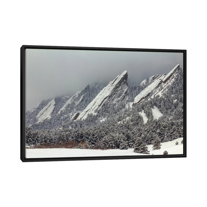 « snow on the flatirons » par bill sherrell, impression sur toile tendue, H 18 po x l 26 po x P 1,5 po, Toile avec cadre noir