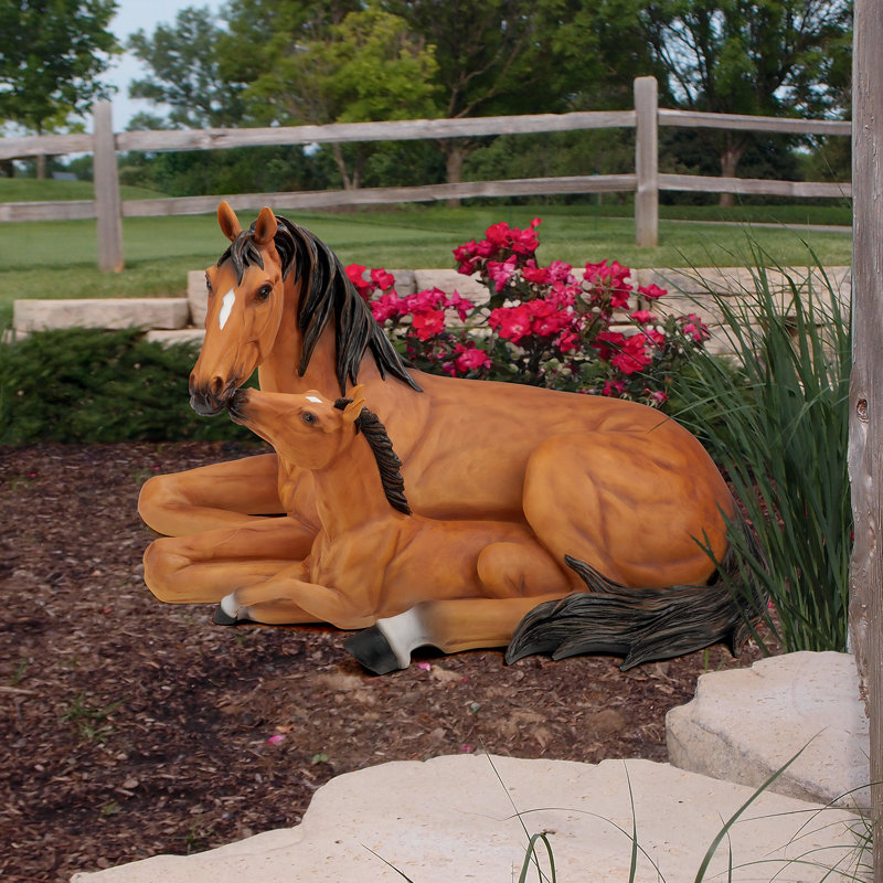 Statue «Motherly Love», poulain et jument