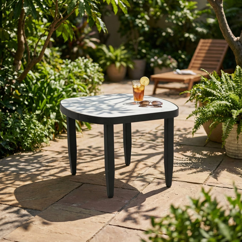 Table d'appoint contemporaine d'extérieur avec plateau en pierre d'inspiration marbre et structure en aluminium