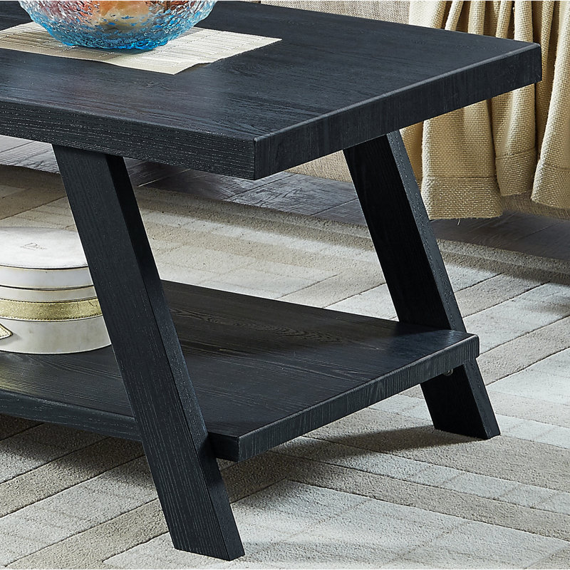 Table basse contemporaine à finition noire en bois reproduit avec tablette et pieds à grand angle pour un rangement supplémentaire