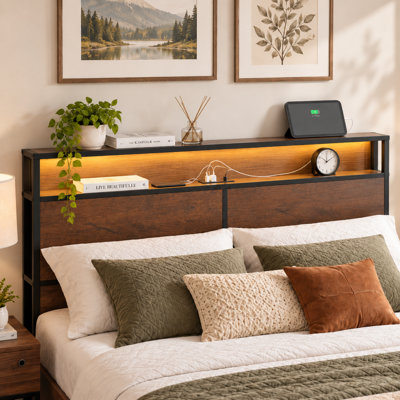 Lit Livia moderne King Full avec 4 tiroirs et tête de lit ouverte avec rangement, lampe DEL réglable et station de recharge, sommier non requis