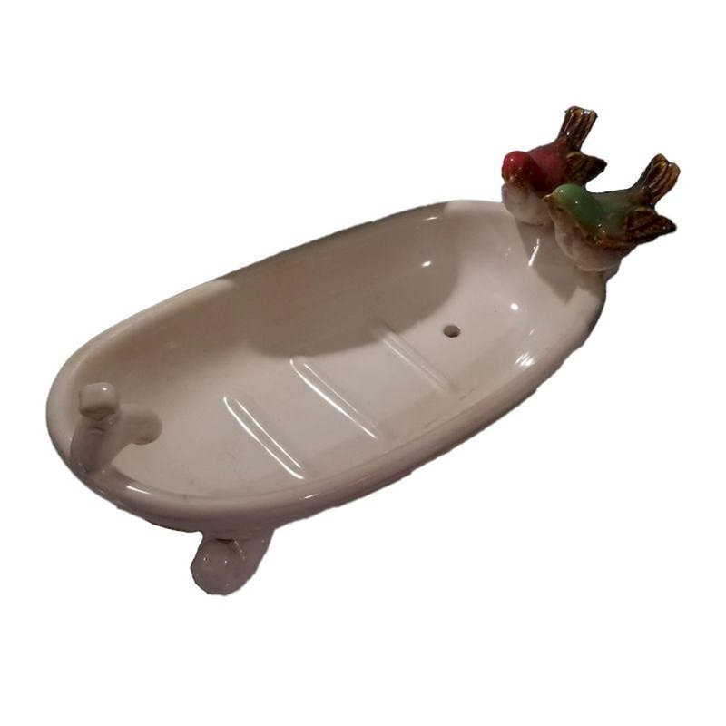 Oiseaux sur le bord d'un porte-savon de baignoire