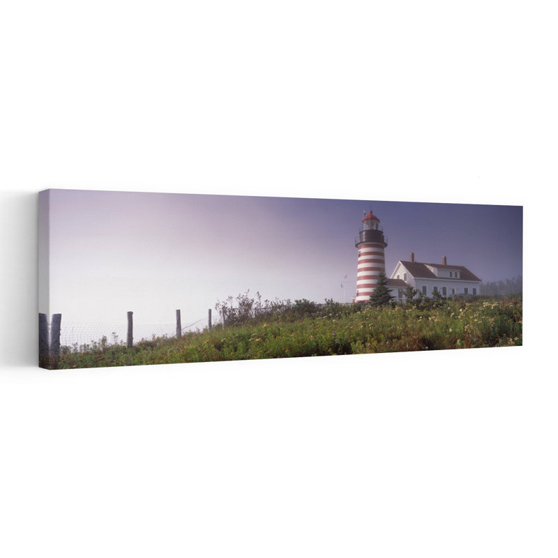 Vue en contre-plongée d'un phare, phare de West Quoddy Head, Lubec, Washington County, Maine, États-Unis, H 36 po x l 12 po