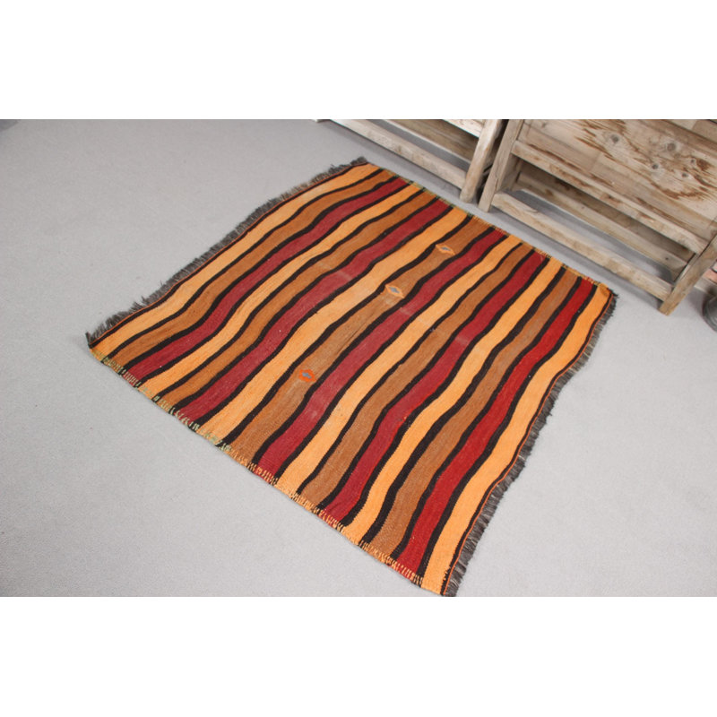 Kilim turc antique avec un motif rayé dans une teinte mauve éclatante, idéal comme tapis de porte ou petit tapis dans un espace de style bohémien