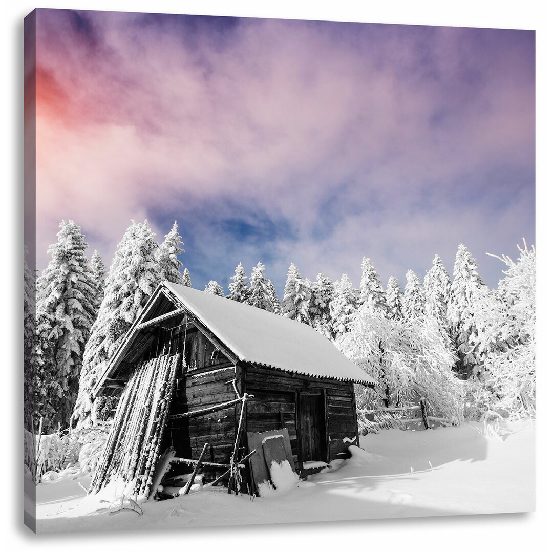 Leinwandbild Einsame gemütliche Holzhütte im Schnee