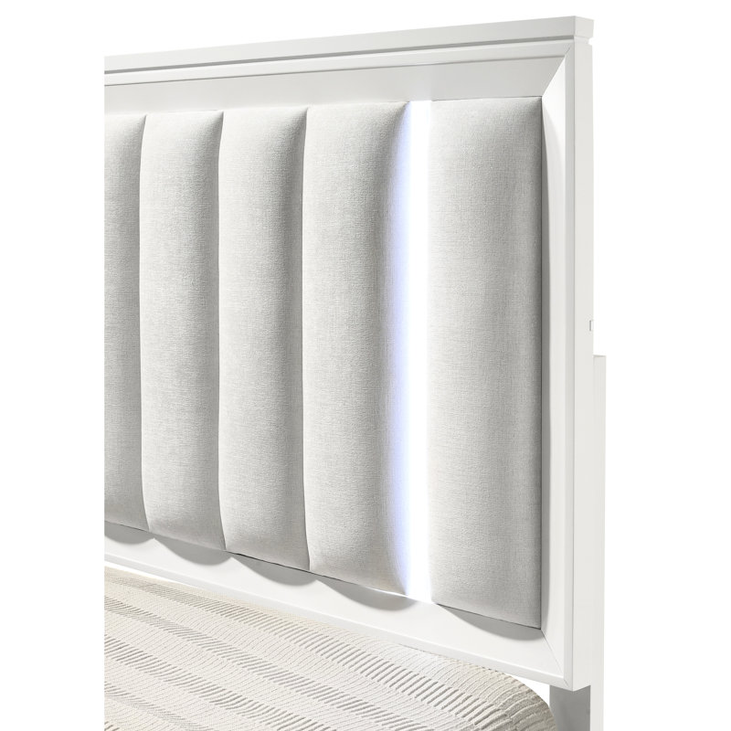 Lit très grand lit avec revêtement en lin et tête de lit à DEL au fini blanc, lumières contemporaines revêtues de bois massif, structure en bois