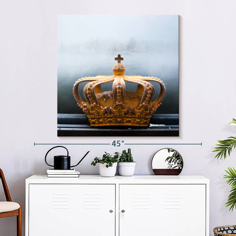Kerner Old Royal Crown, 33" H x 33" W