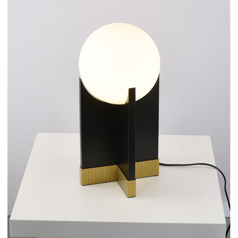 Lampe de table 1 lumière avec une base en acier inoxydable teinté, un corps en fer noir et un abat-jour en verre blanc