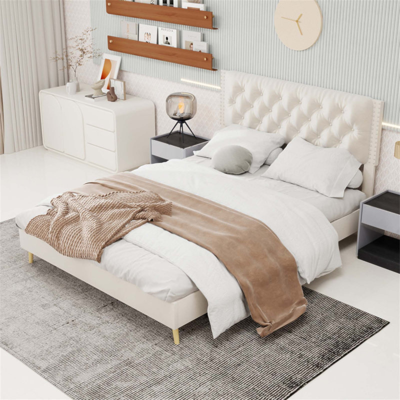 Luxueux lit rembourré en velours avec une structure robuste, une tête de lit capitonnée et un design élégant pour la chambre principale