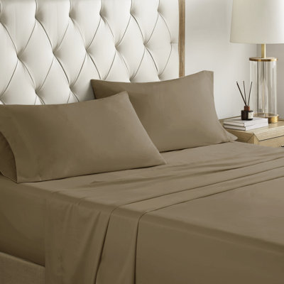 Lit 12 pièces en très grand lit. Avec des draps en coton. Comprend un édredon, des taies décoratives, des coussins et une jupe. Édredon et drap à motif cachemire séduisant. Comprend une jupe, style charmant