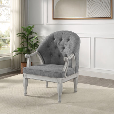 Tissu et chaise au fini blanc antique