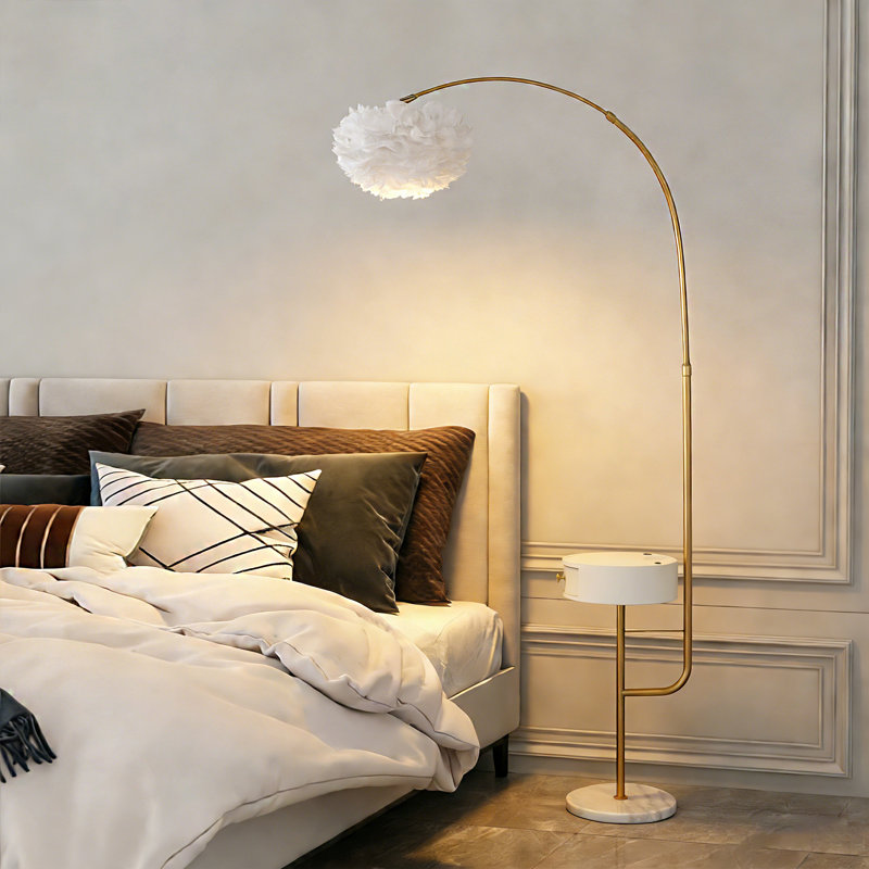 Lampe sur pied à arc moderne avec abat-jour en plumes, table d'appoint, chargement sans fil et port USB