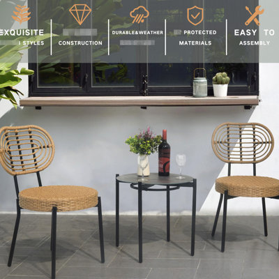 Mobilier de bistro de luxe pour l'extérieur - 3 pièces. Weather-Pe tissé avec cadre en acier inoxydable. Conception de chaise ergonomique. Idéal pour le jardin, la terrasse ou la cour. Facile à nettoyer et à assembler. Aucun coussin