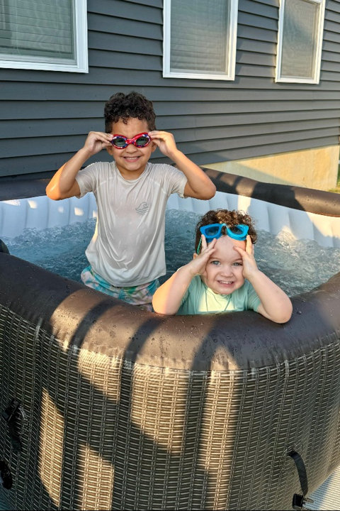 4-6 PESON HOT TUB