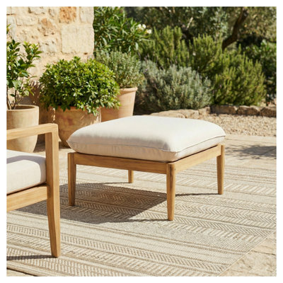 Repose-pieds d'extérieur en bois d'acacia Terassi, finition teck clair avec coussin beige