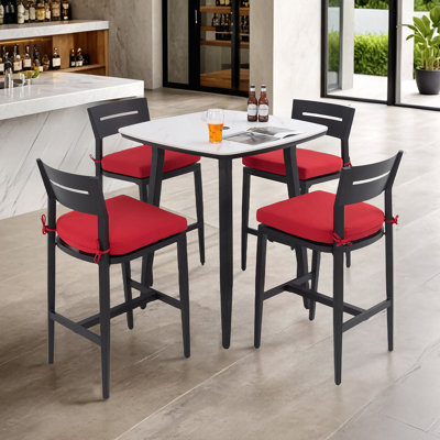 Ensemble de bar d'extérieur moderne 5 pièces, table en pierre frittée et 4 tabourets de bar en aluminium, noir Ember, plateau d'inspiration marbre blanc grec, pieds fuselés, coussin Sunbrella, résistant aux intempéries