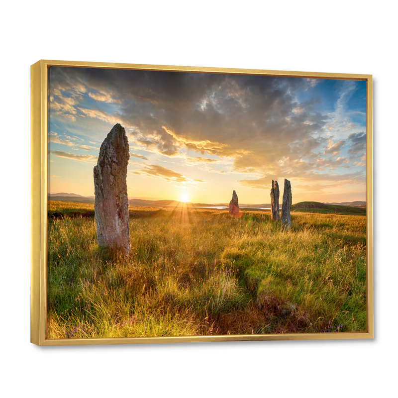 Pierres debout sur toile, Cadre flottant doré, H 34 po x l 44 po x P 1,5 po