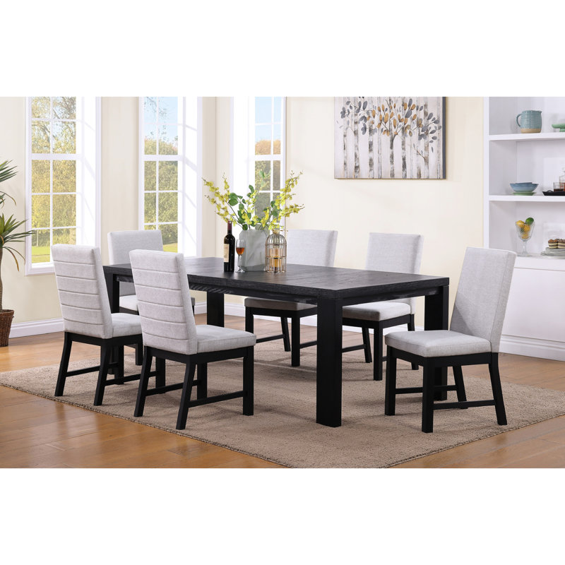 Salle à manger: Table rectangulaire avec rallonge de 18 po et chaises à revêtement noir pour une pièce élégante et extensible dans une maison moderne