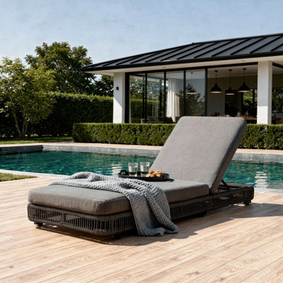 Chaise longue réglable près de la piscine Presley avec corde tissée, coussin épais et structure en fer robuste pour la détente à la piscine, à la plage ou au patio