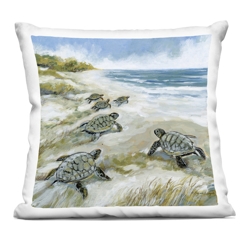 Coussin décoratif imprimé bébé tortues de mer sur la plage, design par Susan Winget